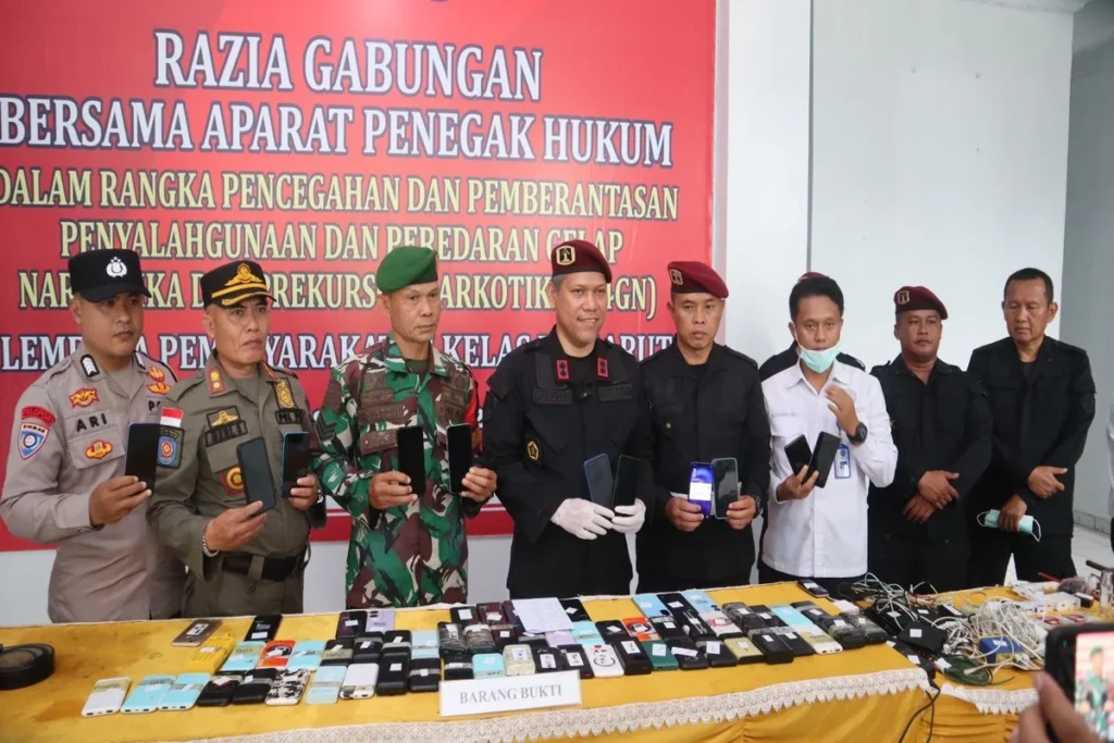 Rusdedy Kalapas Garut (empat dari kiri) bersama APH usah melakukan razia gabungan Senin 23 Desember 2024