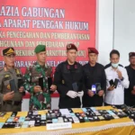 Rusdedy Kalapas Garut (empat dari kiri) bersama APH usah melakukan razia gabungan Senin 23 Desember 2024