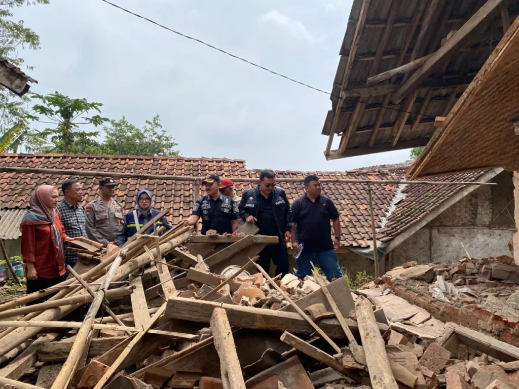 Pj. Bupati Garut, Barnas Adjidin, meninjau langsung lokasi terdampak gempa bumi berkekuatan Magnitudo 4.2 di b