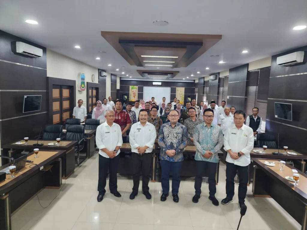 Pj Bupati Garut Barnas Adjidin dan jajaran ASN foto bersama dengan tim BPK RI (istimewa)