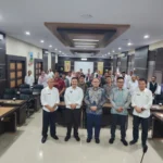 Pj Bupati Garut Barnas Adjidin dan jajaran ASN foto bersama dengan tim BPK RI (istimewa)