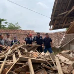 Barnas Adjidin bersama jajaran SKPD dan Anggota DPRD Garut berkunjung ke lokasi terdampak gempa bumi (ist)