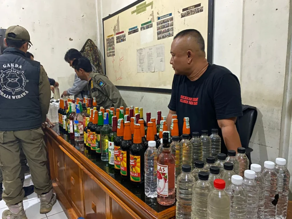 Satpol PP berhasil amankan ratusan botol miras berbagai merk dibeberapa wilayah di Kabupaten Garut. (Ist).