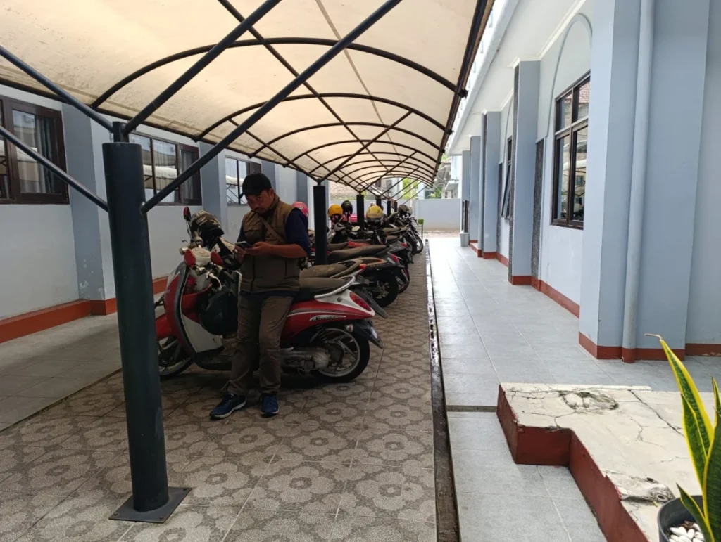 area parkir sepeda motor di Gedung DPRD Garut