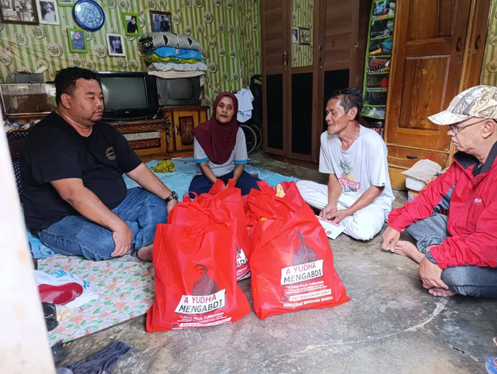 Yudha Puja Turnawan mengunjungi keluarga Ujang Rahmat tukang tambal ban yang rumahnya kebakaran