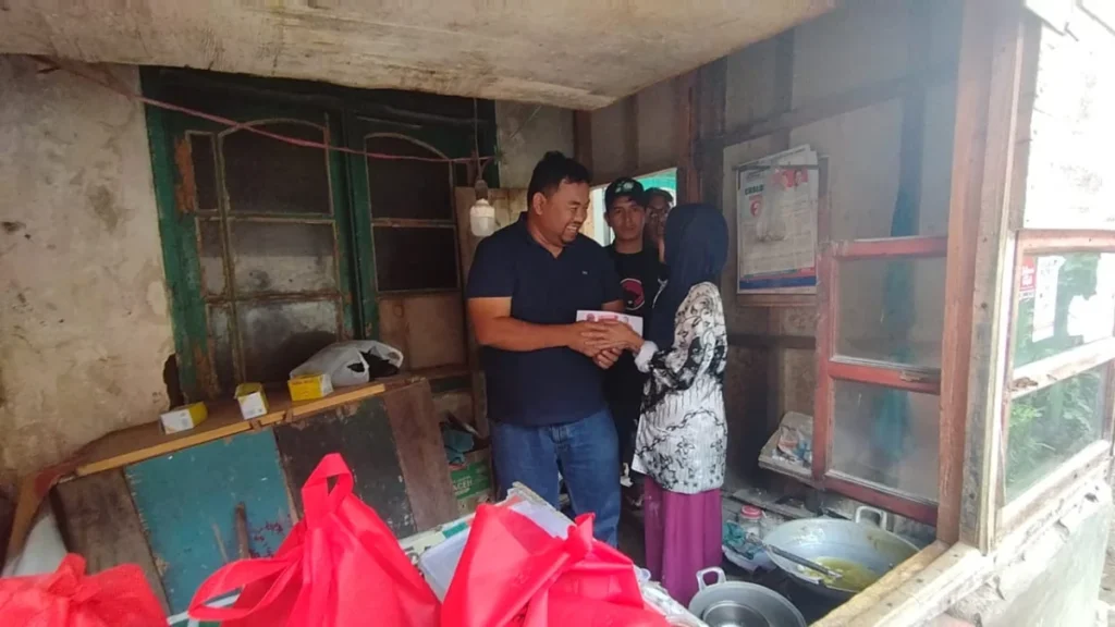 Anggota DPRD Garut Yudha Puja Turnawan mengunjungi warga duafa yang rumahnya tidak layak huni