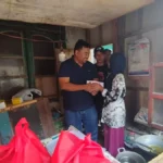 Anggota DPRD Garut Yudha Puja Turnawan mengunjungi warga duafa yang rumahnya tidak layak huni