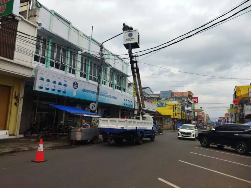 Petugas Dinas Perhubungan Garut saat melakukan pengecekan sejumlah Penerangan Jalan Umum dalam Jalan Ciledug j