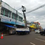 Petugas Dinas Perhubungan Garut saat melakukan pengecekan sejumlah Penerangan Jalan Umum dalam Jalan Ciledug j