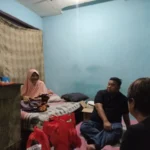 Yudha Puja Turnawan bersama wakil sekretaris DPC PDIP Garut mengunjungi Yati di kediamannya