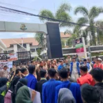 Mahsiswa demo di depan Kejari