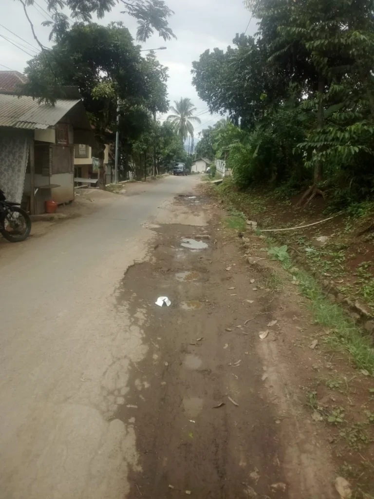 Kondisi ruas Jalan Warungpeuteuy - Cilangir Desa Majasari Kecamatan Cibiuk. (pepen apendi/Radar Garut)