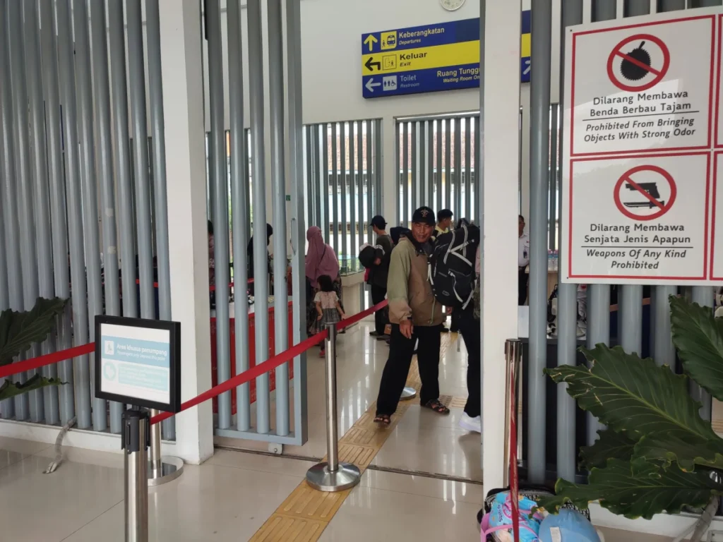 suasana stasiun kereta api Kota Garut di loket tiket