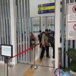 suasana stasiun kereta api Kota Garut di loket tiket