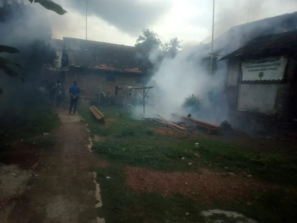 Fogging di Kampung Cigadung dan Cibungur Desa Sindangsari Kecamatan Leuwigoong, basmi nyamuk, Kamis (19/12).(p