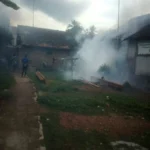 Fogging di Kampung Cigadung dan Cibungur Desa Sindangsari Kecamatan Leuwigoong, basmi nyamuk, Kamis (19/12).(p