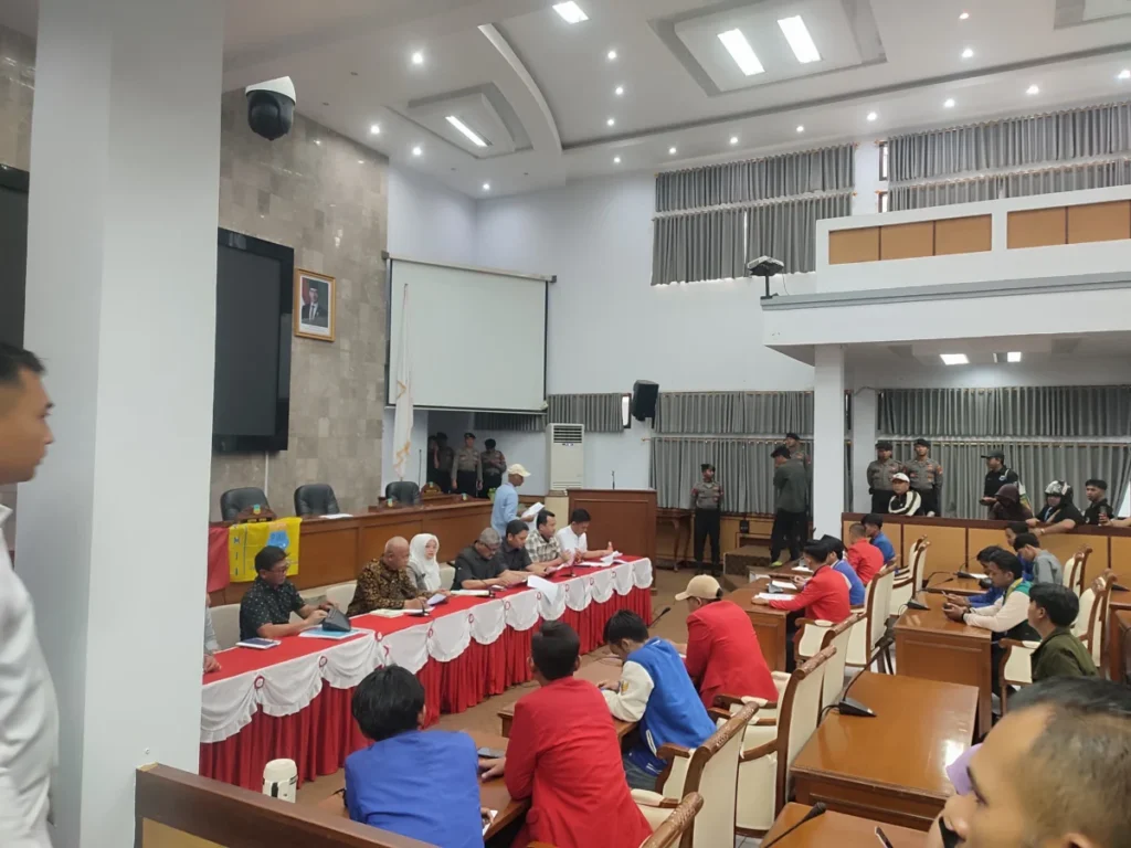 Aliansi Mahasiswa Garut melakukan audiensi di gedung DPRD Garut