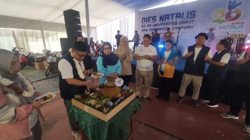 Syakur Amin saat potong tumpeng di acara Diesnatalis Uniga ke 26, Sabtu (21/12).