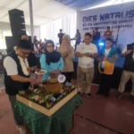 Syakur Amin saat potong tumpeng di acara Diesnatalis Uniga ke 26, Sabtu (21/12).