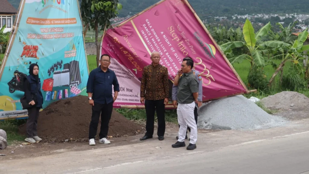 Sekda Garut Nurdin Yana dan sejumlah pejabat terkait saat meresmikan traffic light di persimpangan jalan Ibrah