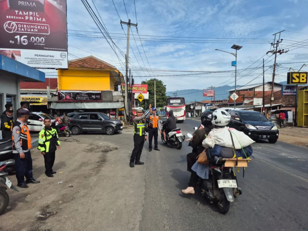 Petugas kepolisian melakukan pengamanan arus lalu lintas