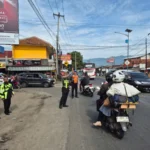 Petugas kepolisian melakukan pengamanan arus lalu lintas