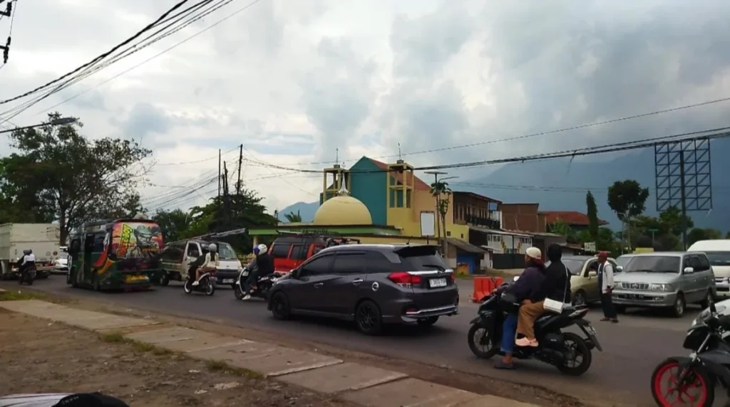 Arus lalu lintas di jalan Garut-Bandung, kawasan Sigobing (21/12)