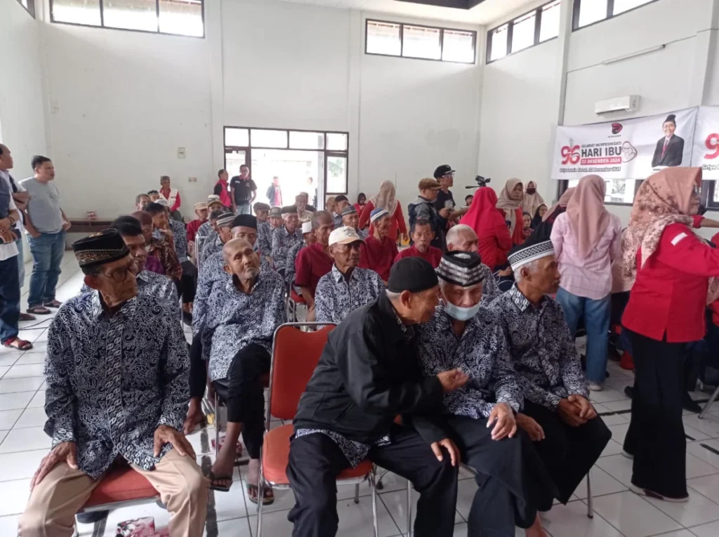 Puluhan lansia di Griya Lansia Dinsos Jabar yang berada di Kabupaten Garut