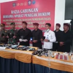 Kalapas Garut Rusdedy bersama jajaran APH menunjukkan barang bukti hasil penggeledahan di dalam blok hunian La