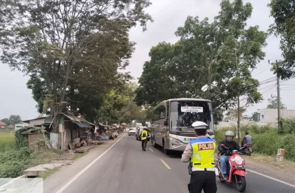 Polisi melakukan one way di jalur Malangbong-Tasik