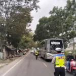 Polisi melakukan one way di jalur Malangbong-Tasik