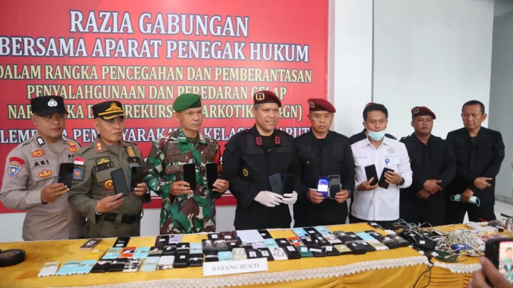 Kalapas Garut, Rusdedy (empat dari kiri) bersama jajaran TNI, POLRI, Satpol PP dan BNN, menunjukkan barang buk