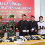 Kalapas Garut, Rusdedy (empat dari kiri) bersama jajaran TNI, POLRI, Satpol PP dan BNN, menunjukkan barang buk