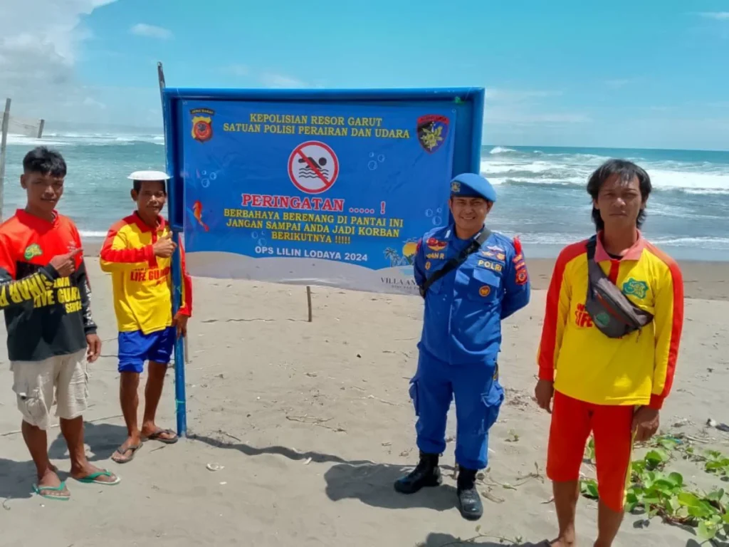 Spanduk tanda bahaya dipasang di pantai Sayang Heulang Garut