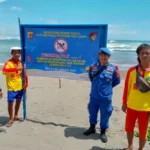 Spanduk tanda bahaya dipasang di pantai Sayang Heulang Garut