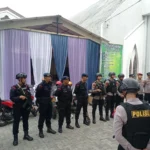 Polisi menyusuri area gereja untuk menemukan benda berbahaya (ALe/Radar Garut)