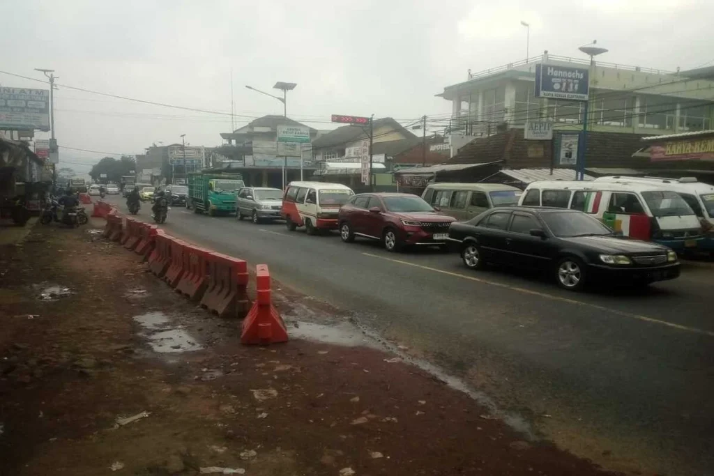 Arus lalu lintas di Jalan Nasional Limbangan Garut padat lancar, Rabu sore (25/12).(Pepen apendi/Radar Garut)