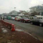 Arus lalu lintas di Jalan Nasional Limbangan Garut padat lancar, Rabu sore (25/12).(Pepen apendi/Radar Garut)