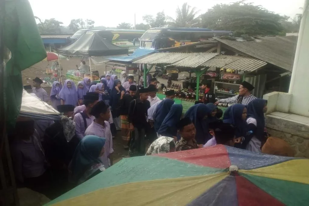 Rombongan peziarah berdatangan ke lokasi makam Sunan Haruman Cibiuk, Rabu (25/12).(Pepen apendi/Radar Garut)