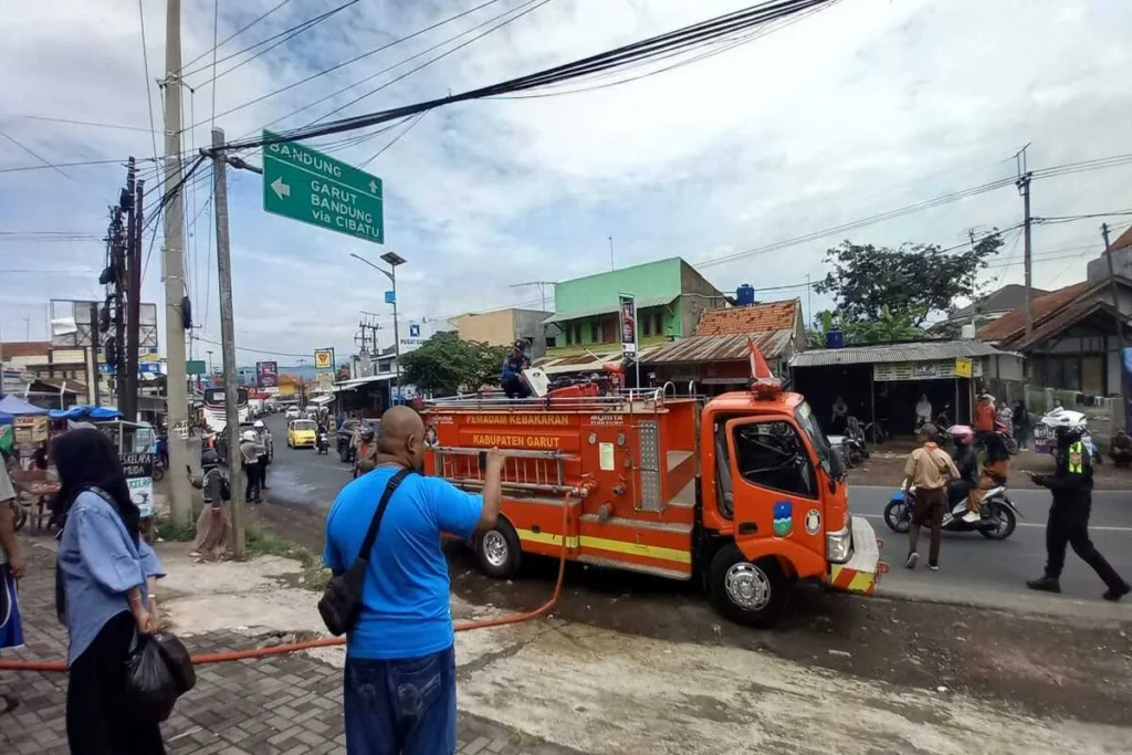 Kebakaran Kios Mie Baso di Pasar Bandrek Kecamatan Kersamanah Kabupaten Garut. Dinas Damkar terjunkan mobil pe