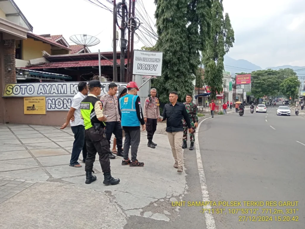 Polisi melakukan olah TKP di lokasi kejadian juru parkir tersengat listrik