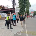 Polisi melakukan olah TKP di lokasi kejadian juru parkir tersengat listrik