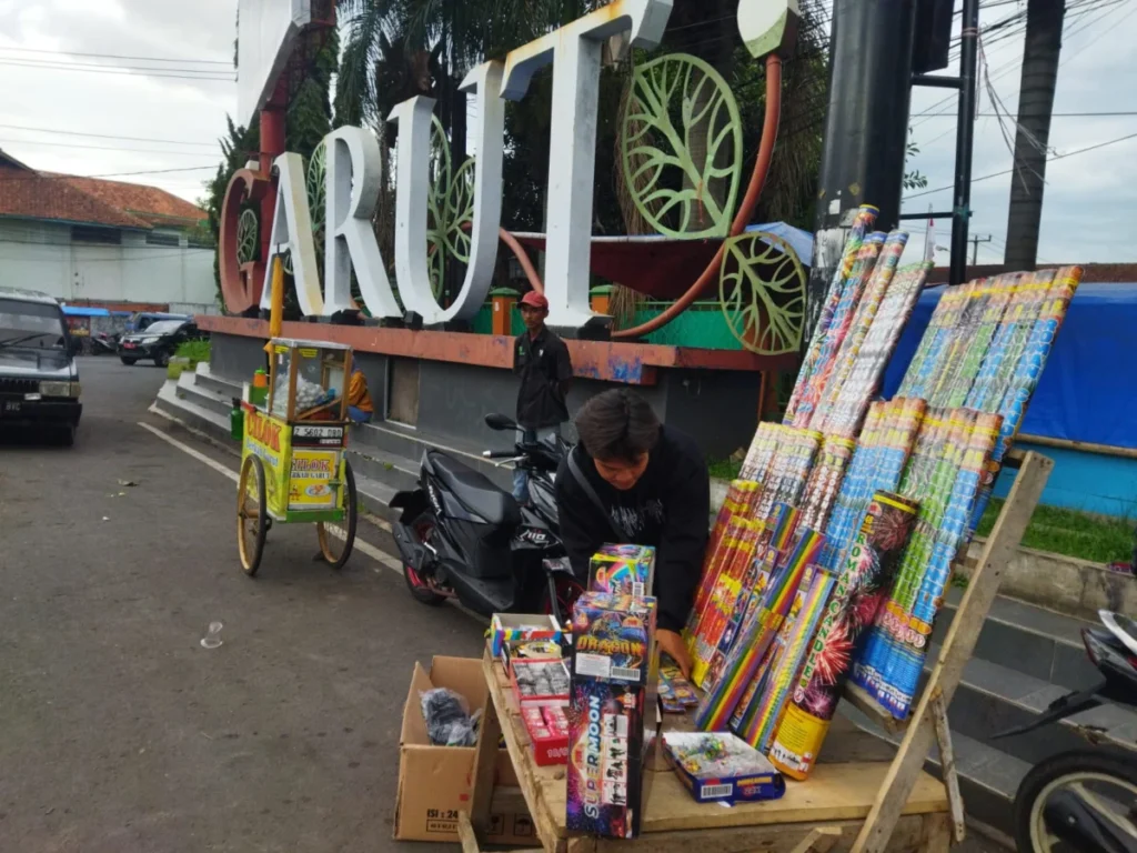 penjual kembang api di Bunderan Simpang Lima