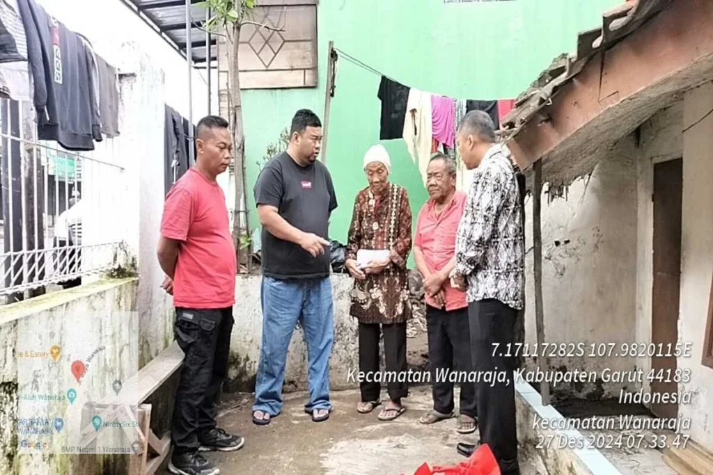 Yudha Puja Turnawan, Anggota DPRD Garut bersama Camat Wanaraja mengunjungi rumah lansia yang atapnya roboh (is