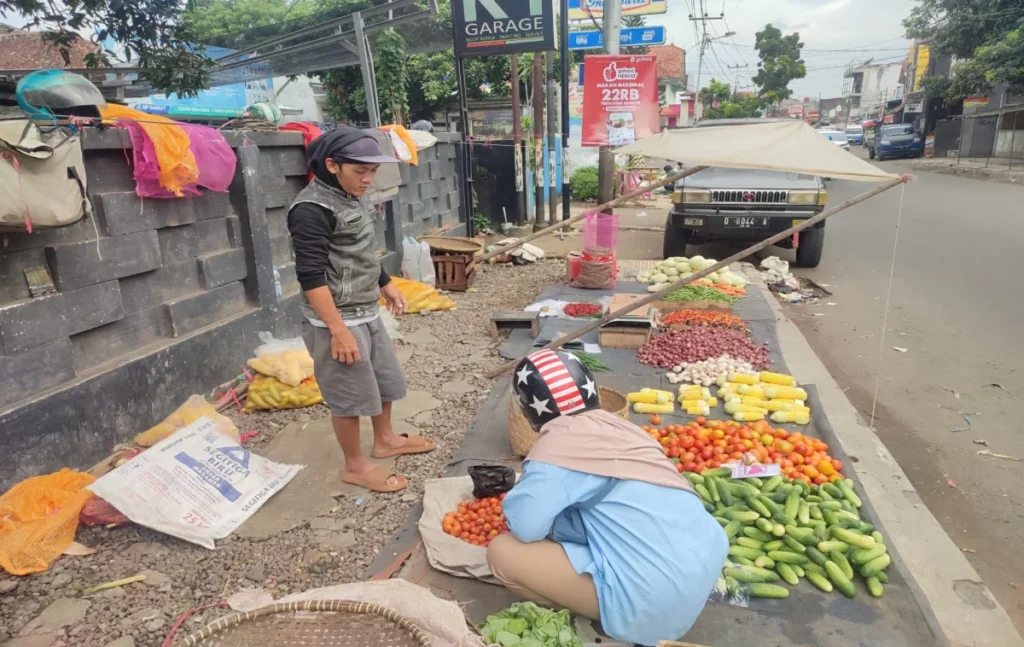 banyak pedagang sayuran di pinggir jalan dekat pasar Ciawitali