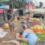 banyak pedagang sayuran di pinggir jalan dekat pasar Ciawitali