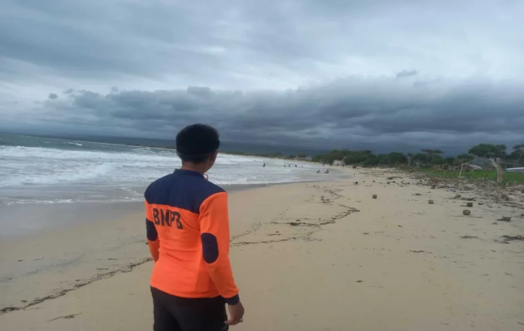 Petugas keamanan di pantai Garut (dok BPBD Kabupaten Garut)