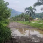 Jalan Anwar Musaddad rusak berat dan digenangi air (Rizka/Radar Garut)