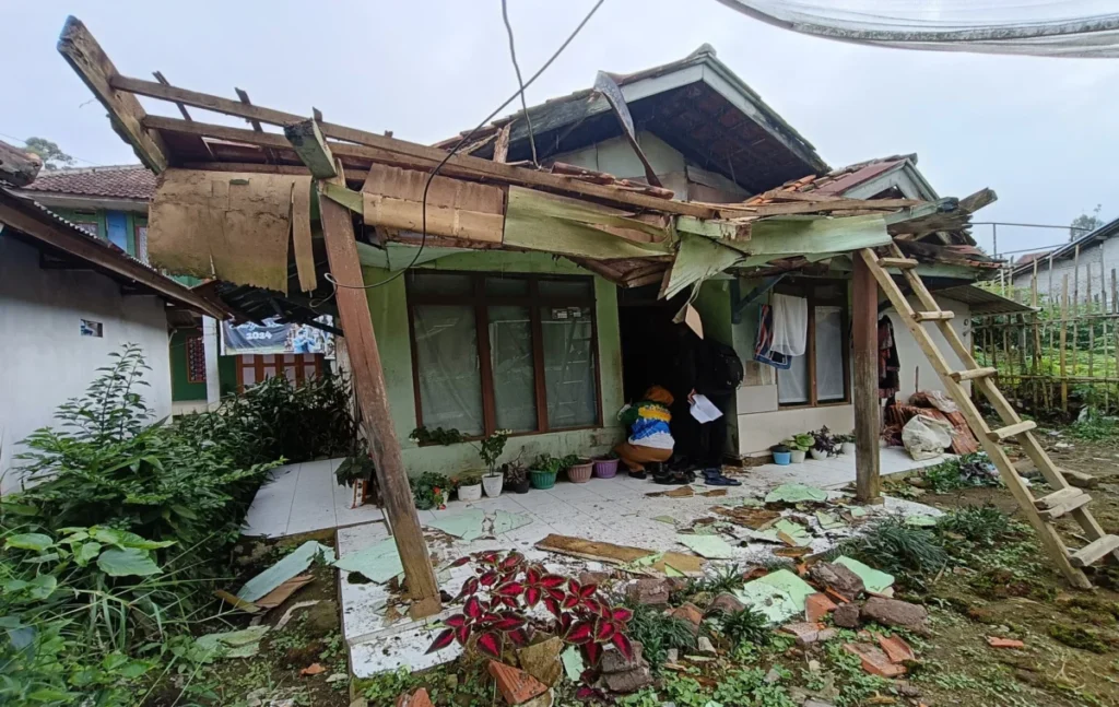 Rumah Oyoh janda tua di Cisurupan, ambruk di bagian depannya.