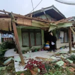 Rumah Oyoh janda tua di Cisurupan, ambruk di bagian depannya.